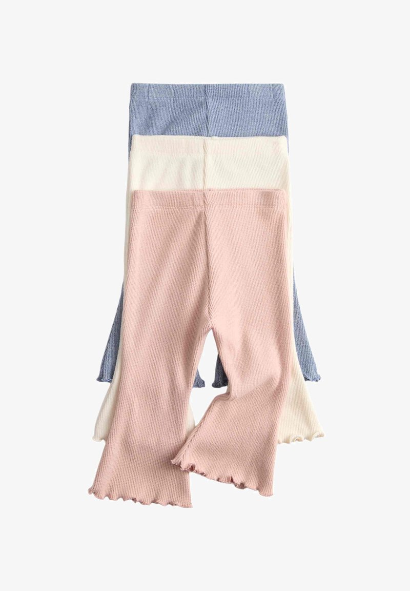 Drie paar ribgebreide broeken in pastelroze, crème en blauw, gestapeld met golvende zomen en wijde pijpen.