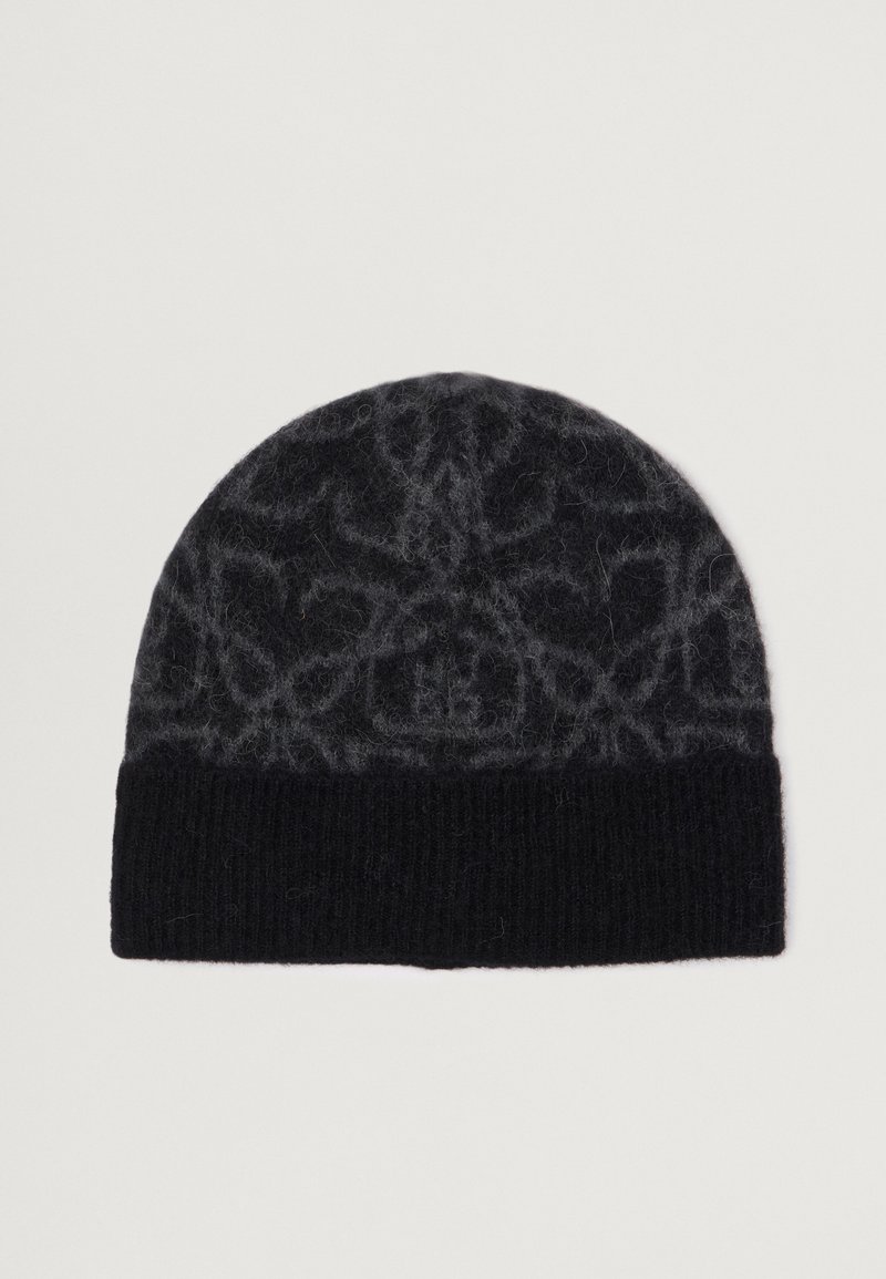 Cappello di lana nera a maglia con una parte superiore texturizzata e pelosa che presenta un motivo astratto, e una fascia a coste nella parte inferiore per una vestibilità aderente.
