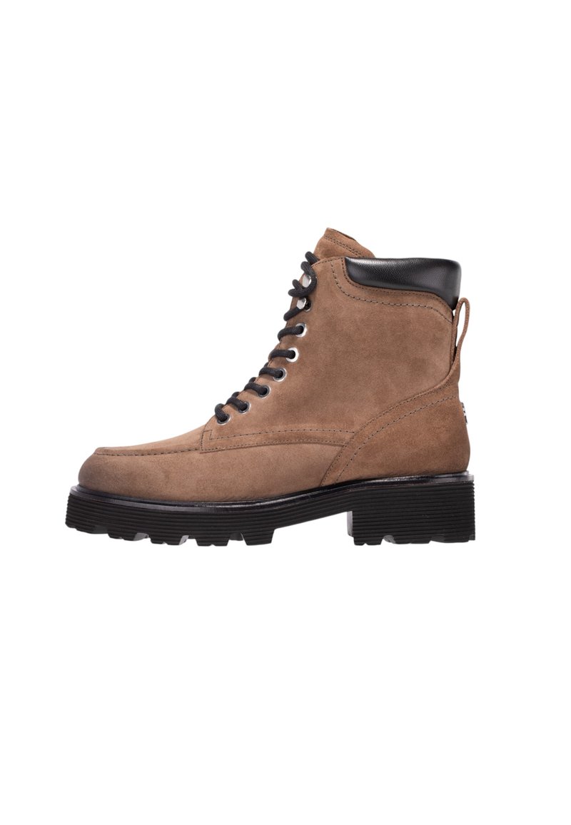 Bottine en suède marron avec accents en cuir noir, bout rond, design à lacets, semelle robuste et talon, avec une languette à l'arrière.