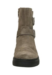 Bruine suède enkellaars met twee decoratieve banden en zilveren hardware. Vlakke zwarte rubberen zool; gladde textuur met gestikte details.