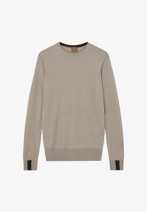 Beige strikket sweater lavet af blødt materiale, med rund hals, lange ærmer med sorte stribe detaljer ved manchetterne og et logo.