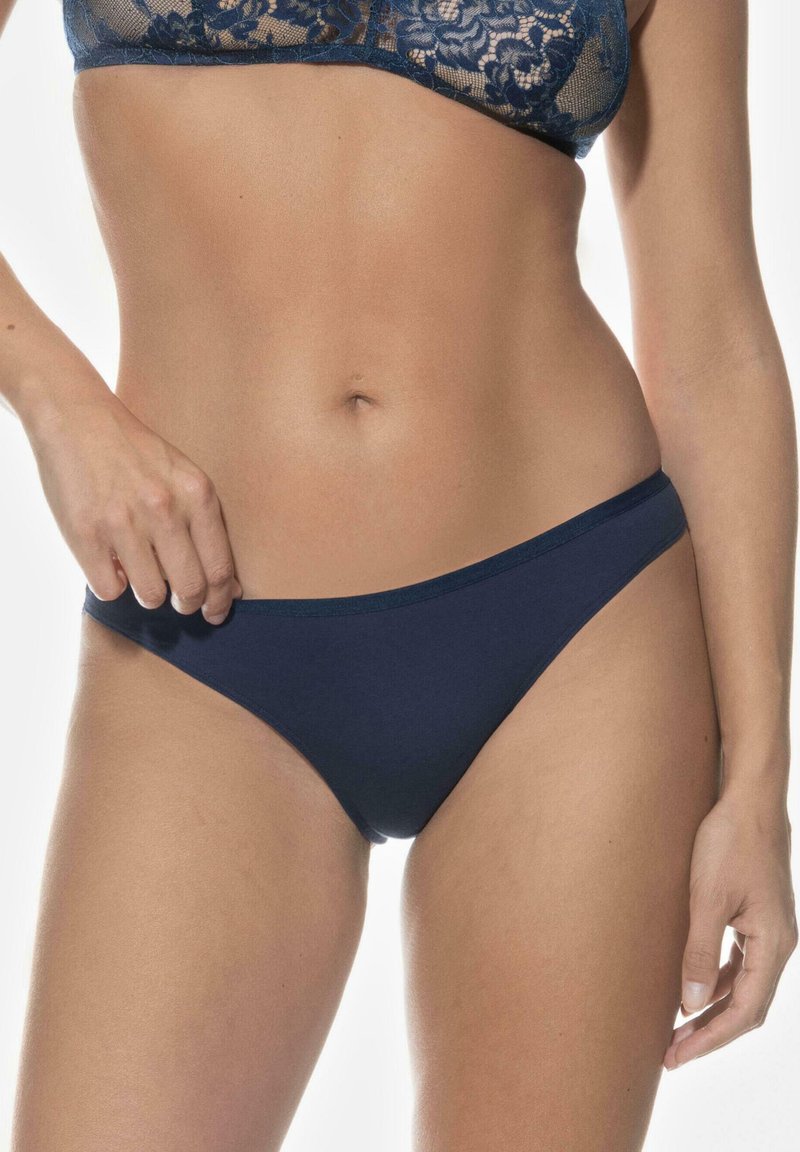 Granatowy dół bikini o gładkim materiale, niskim kroju i minimalistycznym designie. Posiada miękką talię i brak widocznych wzorów.
