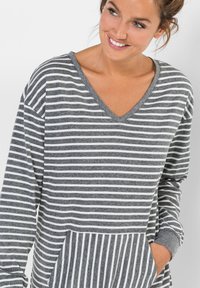 bonprix MODERNES HAUS MIT PRAKTISCHER KÄNGURU-TASCHE - Camicia da notte - grau