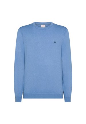 Maglione azzurro chiaro lavorato a maglia con scollo rotondo, maniche lunghe e un piccolo logo nero sul petto. Tessuto liscio e vestibilità standard.