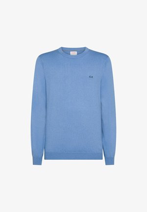 Maglione azzurro chiaro lavorato a maglia con scollo rotondo, maniche lunghe e un piccolo logo nero sul petto. Tessuto liscio e vestibilità standard.