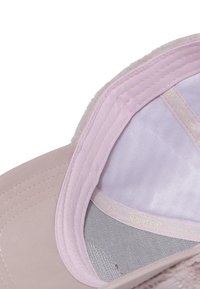 Casquette de baseball rose vue de l'intérieur, montrant les coutures cousues, le panneau en mesh et la bande intérieure de marque avec le texte « California ».