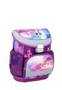 Lila Schulranzen mit Einhorn-Aufdruck, grauer Klappe, seitlichem Netzfach, dekorativem pinken Schmetterlingsanhänger und strukturierten Akzenten.