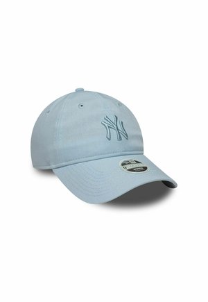 Casquette de baseball bleu clair avec logo NY brodé, visière courbée et sangle ajustable. Dispose d'un tissu texturé pour une meilleure prise et un bon maintien.