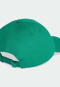 Zelená bavlněná baseballová čepice s zakřiveným kšiltem, nastavitelným pásem a ventilačními otvory. Hladký povrch a jednobarevný design.