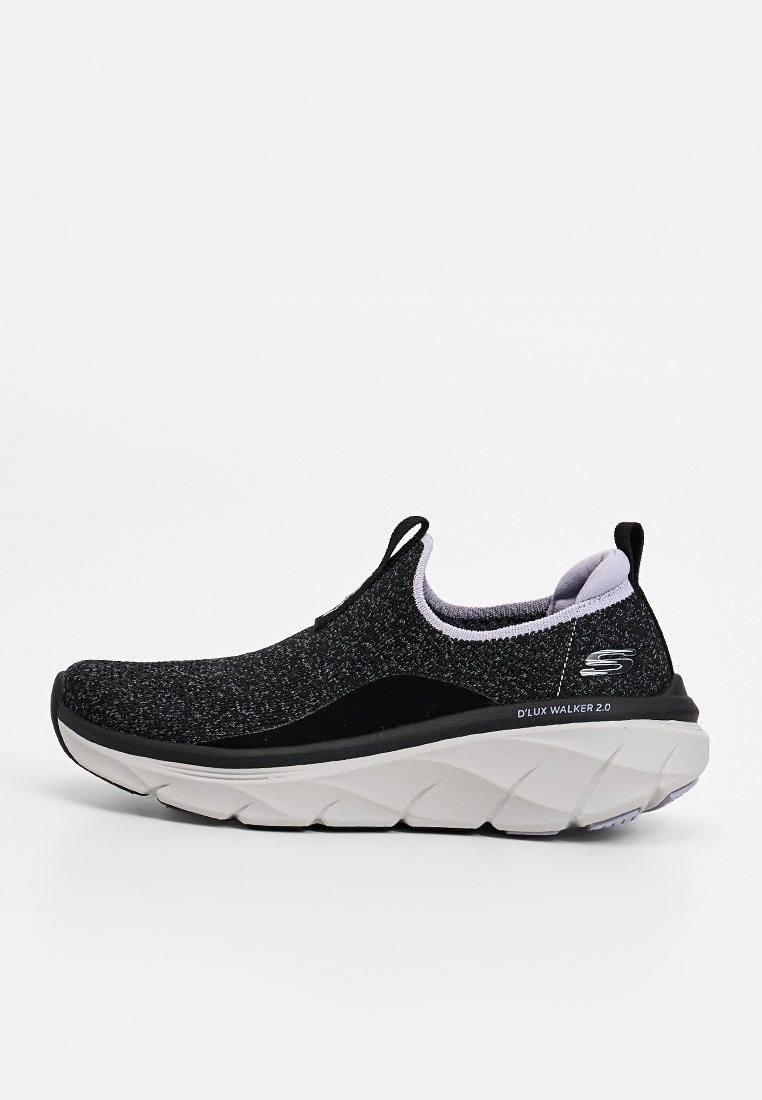 Schwarze Slipper mit strukturiertem Obermaterial, kontrastierenden schwarzen Akzenten und einer gepolsterten weißen Sohle. Verfügt über einen elastischen Kragen für ein einfaches Anziehen.