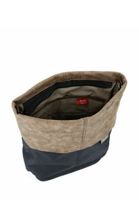 Bolso tote de lona y polipiel que presenta una parte superior texturizada en color marrón y un cuerpo en color navy, con cierre con cremallera y bolsillo interior.