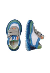 Sneakers con una parte superiore bianca e grigia, accentuati da sovrapposizioni verdi e blu, suola testurizzata, chiusura a doppia fascia e logo vivace.