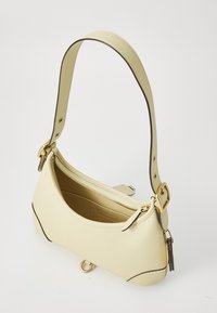 Δερμάτινη τσάντα σε ανοιχτό κίτρινο χρώμα με καμπυλωτό σχήμα, χρυσές λεπτομέρειες, κλείσιμο με φερμουάρ και αντίθετες σκούρες ραφές.