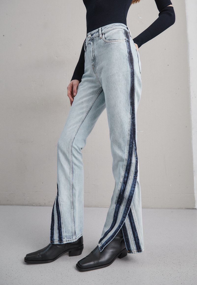 KOCHÉ PANTS POCKETS Jeans bootcut light blue/blå Zalando.no