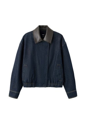 Chaqueta vaquera azul oscuro con cuello ancho de cuero marrón oscuro, mangas largas, bolsillos delanteros y cinturilla elástica.