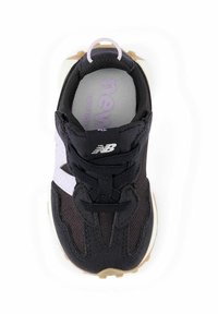 Baskets New Balance noir et blanc avec des détails en maille et en daim, lacets noués et semelle en caoutchouc beige, vues d'en haut.