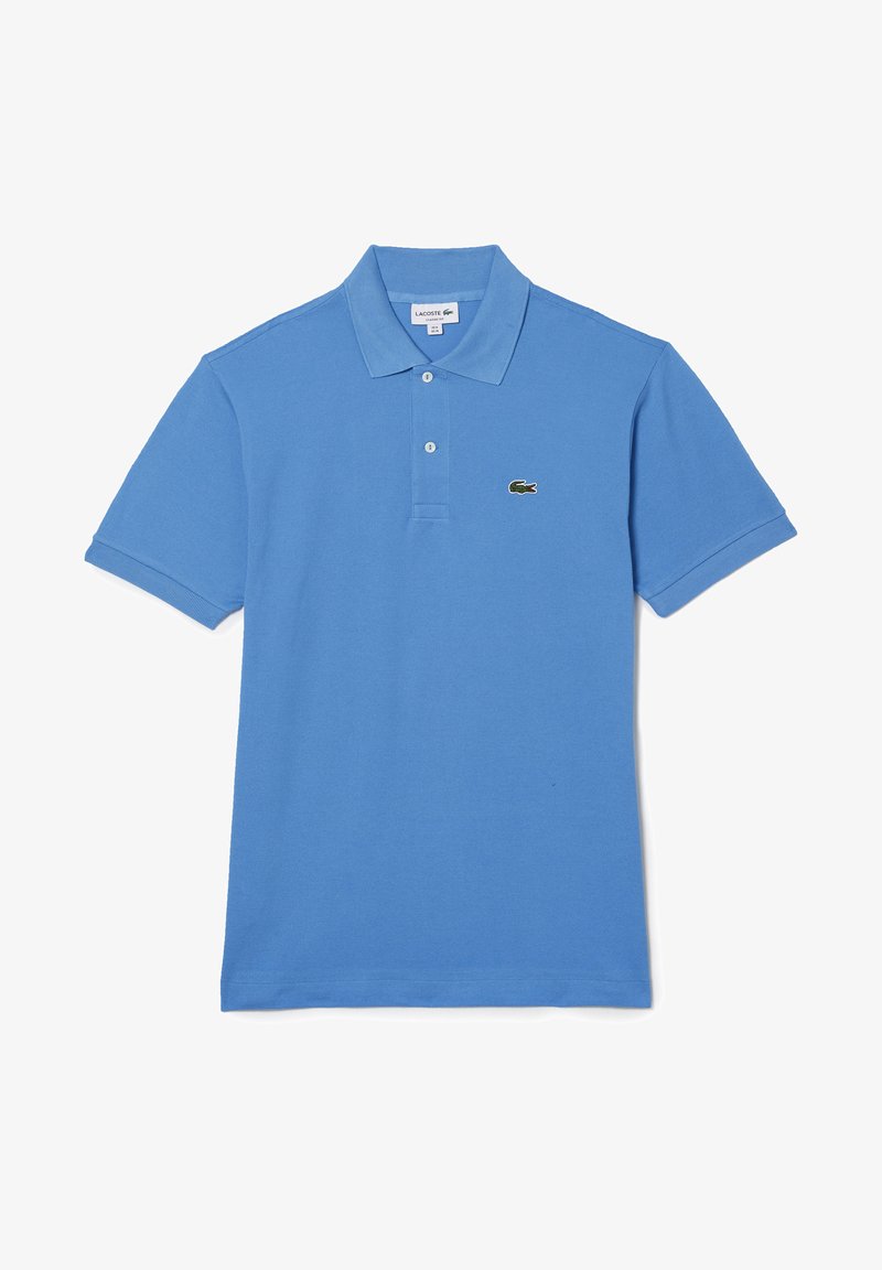 Sininen polo-paita, joka on valmistettu puuvillasta. Paita sisältää klassisen kauluksen ja lyhyet hihat sekä vihreän Lacoste-logon brodeerattuna rintaan.