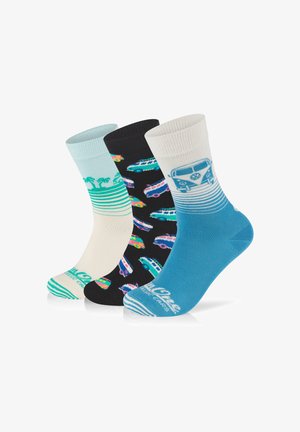 Drei Paar Socken: hellblau mit Palm-Muster, schwarz mit bunten Vintage-Autos und aqua mit einem Auto-Grafik sowie gestreiften Akzenten.