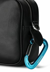 Schwarze Ledertasche mit strukturierter Oberfläche, silbernem Reißverschluss und einem blauen Metallkarabiner mit der Aufschrift "PATRIZIA PEPE".