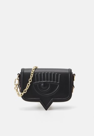 Bolso bandolera de cuero negro con un diseño en relieve de un ojo y una correa de cadena dorada sobre fondo blanco.