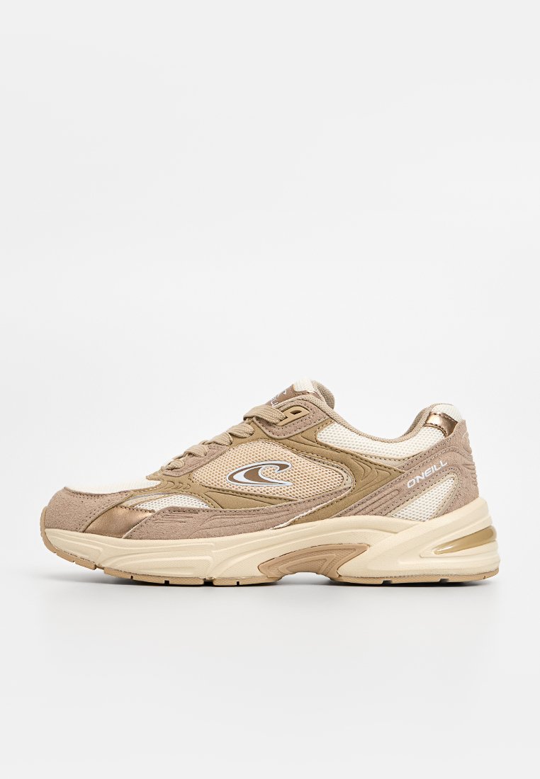 Beige Sportsschuh aus Mesh- und Wildledermaterialien, mit gerundetem Zehenbereich, geschichteter Gestaltung und subtilen metallischen Akzenten. Verfügt über eine gepolsterte Sohle.