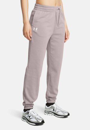 Hellgraue Sweatpants mit einem elastischen Bund, Kordelzug und seitlichen Taschen. Mit dem weißen Under Armour Logo auf dem linken Bein.