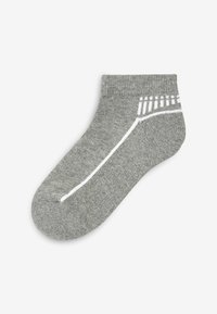 Calcetín de tobillo gris con un patrón de punto texturizado, que presenta una franja de acento blanca y un pequeño diseño de puntos blancos a lo largo del lateral.
