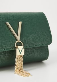Valentino Bags DIVINA - Torba čez telo - bosco