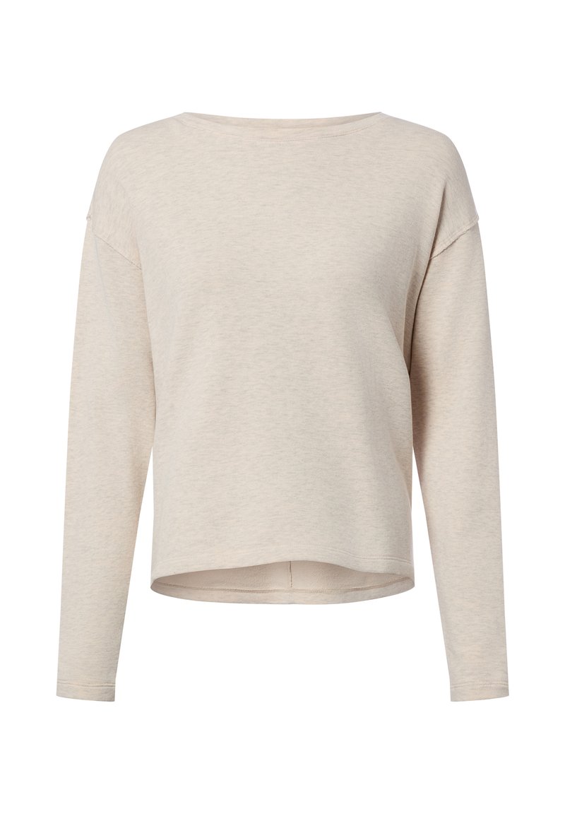 Jasnobeżowa bluzka z długim rękawem o luźnym kroju, z okrągłym dekoltem i miękkim, teksturowanym materiałem. Dół bluzki jest nieco krótszy z przodu niż z tyłu.