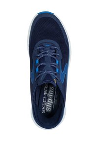 Sneakers slip-on di colore blu navy con tomaia in rete testurizzata, dettagli blu e suola bianca. L'etichetta riporta "Skechers Slip-Ins" e "Wide Fit".