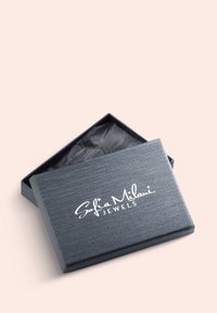 Grå texturerad smyckeslåda med ett passande lock, prydd med en vit logotyp "Sofia Milani JEWELS" på toppen, och klädd med svart silkepapper inuti.