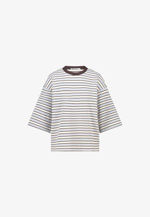 Gestreept T-shirt met brede korte mouwen, voorzien van horizontale lijnen in lichtblauw, crème en bruin. Geribbelde bruine ronde hals.