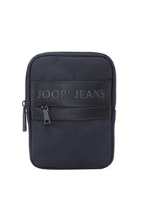 Námornická modrá, strukturovaná textilní taška se zipem a přední nášivkou. Logo "JOOP! JEANS" je výrazně vyvedeno tmavě modrou barvou vpředu.