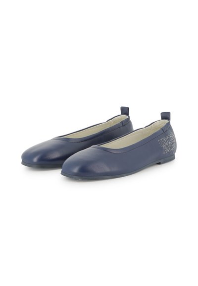 Marineblauwe leren ballerina's met een ronde neus, voorzien van een gestructureerde zijpaneel en een kleine achterste handgreep. Gegraveerd 'Kenzo Paris' detail.