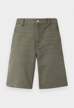 Λαδί πράσινα σορτς μέχρι το γόνατο με μπροστινές τσέπες, θηλιές ζώνης και χρυσό κουμπί κλείσιμο σε απλό ανοιχτό φόντο.