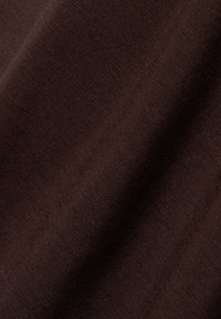 Ciemnobrązowa tkanina o miękkiej, teksturowanej powierzchni, ukazująca subtelne wzory splotu, układająca się w delikatne fałdy.