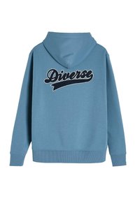 Bluza z kapturem w jasnoniebieskim kolorze, z haftowanym na ciemnogranatowo logo "Diverse" na plecach. Luźny krój z ściągaczami przy mankietach i u dołu.