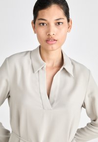Calvin Klein STRUCTURE - Denné šaty - sand pebble