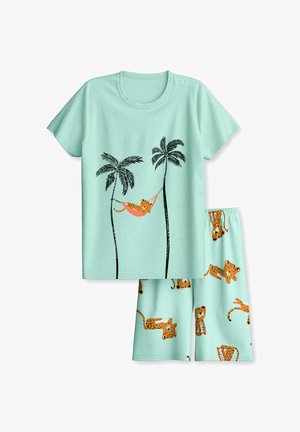 Lichtblauwe kinderpajama met korte mouwen en korte broek, met cartoons van cheeta's en palmbomen, één cheeta ontspant in een hangmat.