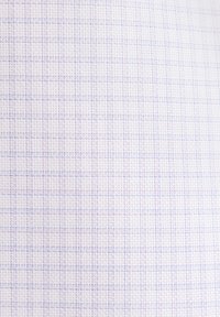 Tissu blanc avec un motif de quadrillage bleu clair composé de lignes verticales et horizontales régulièrement espacées formant de petits carrés.