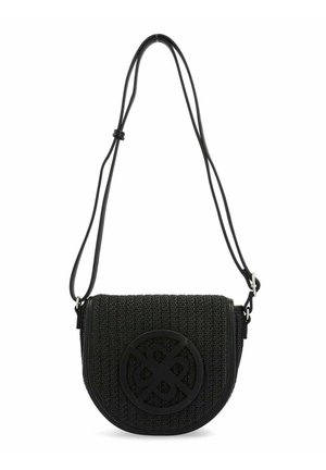 Zwarte geweven tas met een halfcirkelvorm, voorzien van een gestructureerde stof, een verstelbare schouderband en een groot rond logo-accent aan de voorkant.