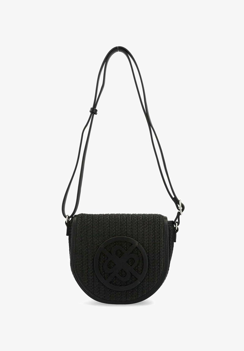 Schwarze, gewebte Tasche mit einer halbkreisförmigen Form, die aus einem strukturierten Stoff besteht, einem verstellbaren Tragegurt und einem großen, runden Logo-Akzent auf der Vorderseite.