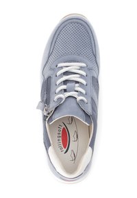 Sneaker en suède gris avec un dessus perforé, lacets blancs, fermeture éclair sur le côté et accent contrastant en blanc au talon ; semelle intérieure rembourrée visible à l'intérieur.