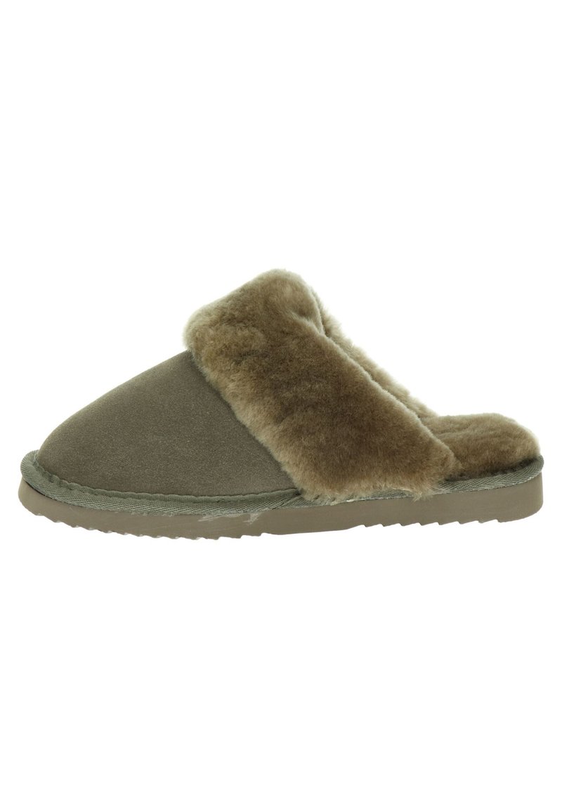 Chausson en daim avec doublure en fausse fourrure marron, ouvert à l'arrière, texture douce, et semelle en caoutchouc beige avec un motif strié pour une meilleure adhérence.