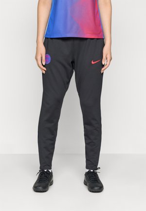 Nike svarte treningsbukser med rødt logo og detaljer. Har en tapered design på bena og pustende stoff for komfort under aktivitet.