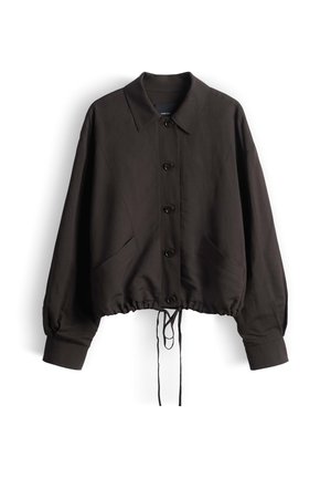 Zwarte blousejas met lange mouwen, kraag, twee voorzakken en verstelbare trekkoorden aan de zoom.