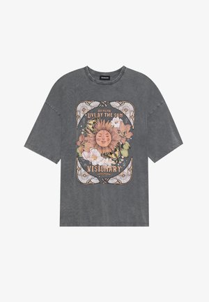 Tricou oversized de culoare gri, fabricat din bumbac, cu un design grafic colorat ce ilustrează un soare, flori și fluturi, încadrat de modele intricate.
