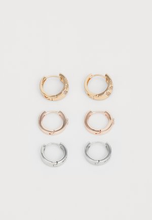Drei Paar Creolen: zwei in Goldfarbe mit glatter Oberfläche und ein Paar in Silberfarbe mit strukturiertem Design und Scharnieren.