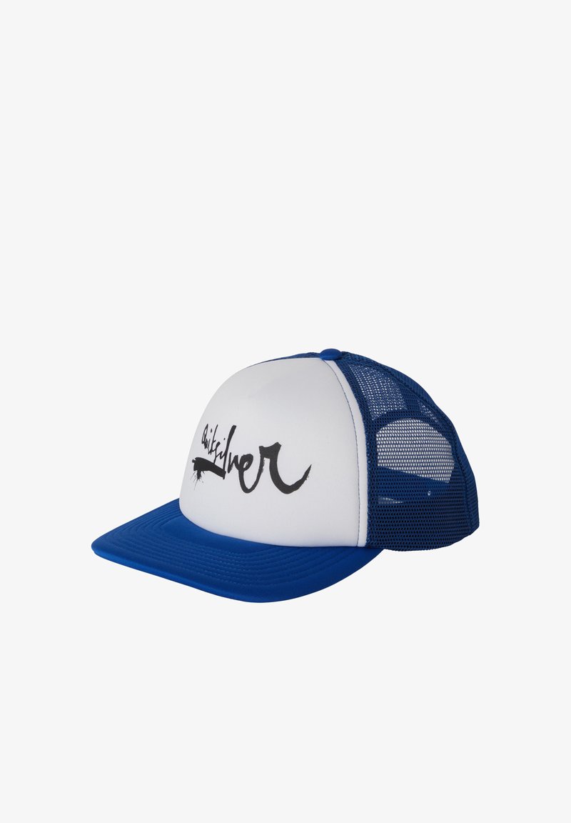 Blå og hvid trucker cap med flad skygge, net-sider og et fremtrædende sort logo på frontpanelet.