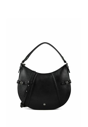 Sac à bandoulière en cuir noir avec surface texturée, forme incurvée, sangle réglable et petit logo argenté au centre avant.